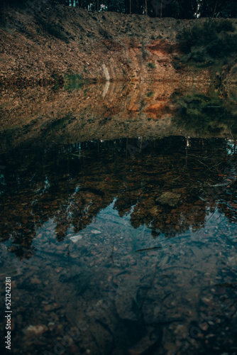 Lago de água cristalina photo