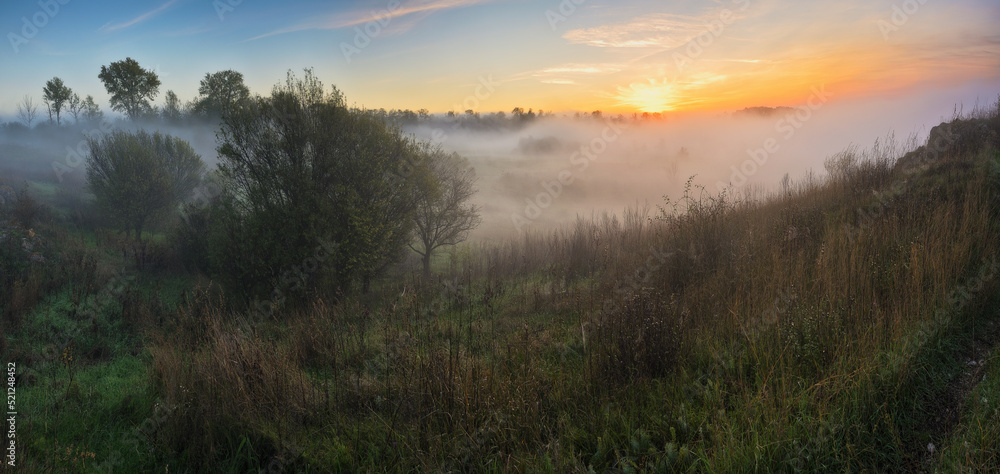 Obraz premium fog in the canyon. Autumn morning in the Dniester river valley. Nature of Ukraine