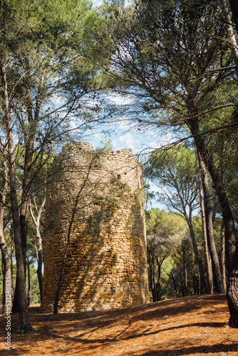 une vieille tour en pierre dans une forêt. Une vieille tour médiévale dans une forêt de la Costa Brava en Espagne.