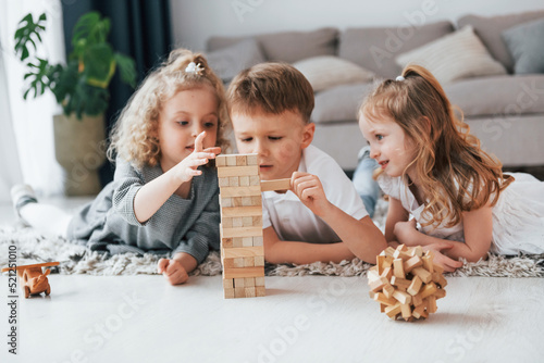 Billede på lærred Playing wooden tower game