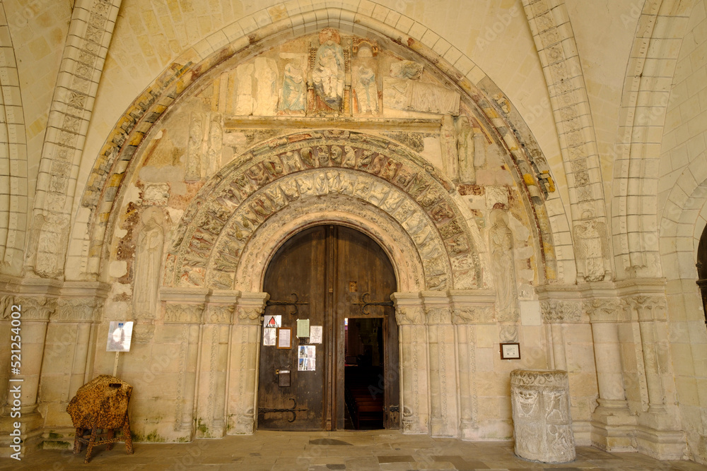 puerta policromada con animales medievales esculpidos, Colegiata de Saint-Ours, románico y gótico. Fue edificada entre los siglos XI y XII, Loches, Indre, France,Western Europe