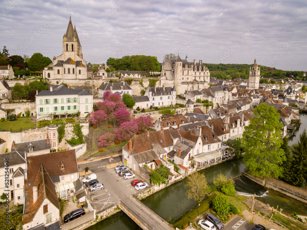 Obraz premium Colegiata de Saint-Ours, románico y gótico, edificada entre los siglos XI y XII,y vivienda real de los Valois durante la Guerra de los Cien Años, Loches, Indre, France,Western Europe