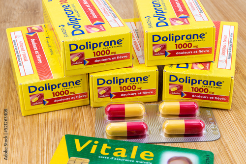 Boite de paracétamol en gélules 1000 mg de la marque Doliprane. Ordonnance  et carte Vitale Stock Photo
