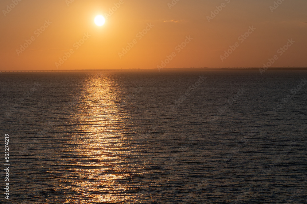Goldene Stunde auf dem Atlantik mit Reflektion auf dem Wasser nahe Lissabon