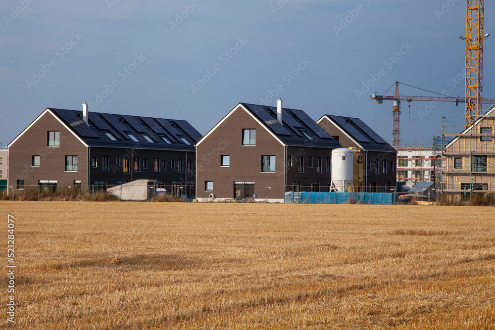 Baustelle / Neubau / Bauboom / Rohbau Haus / Reihenhaussiedlung / Bau / Haus bauen / Haus mit Solarenergie / Grüne Energie Baustelle / Neubau / Bauboom / Rohbau Haus / Reihenhaussiedlung / Bau / Haus bauen / Haus mit Solarenergie / Grüne Energie