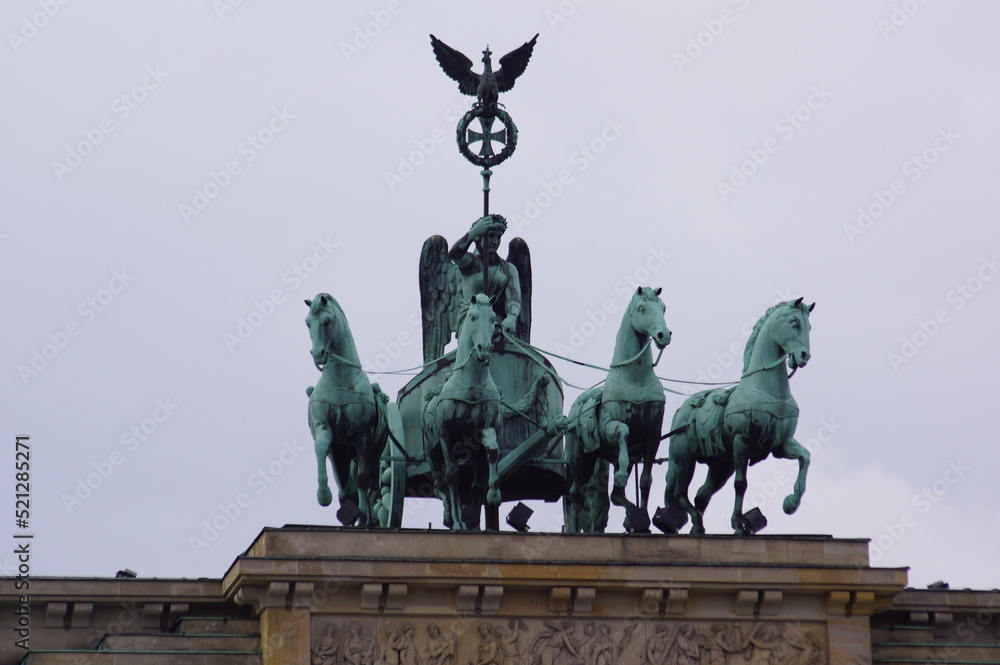Fototapeta premium Berlin, Germany: the quadriga on top of the Brandenburger Tor (Brandenburg Gate)