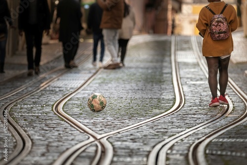 Bola perdida nas ruas da cidade junto dos carris dos elétricos