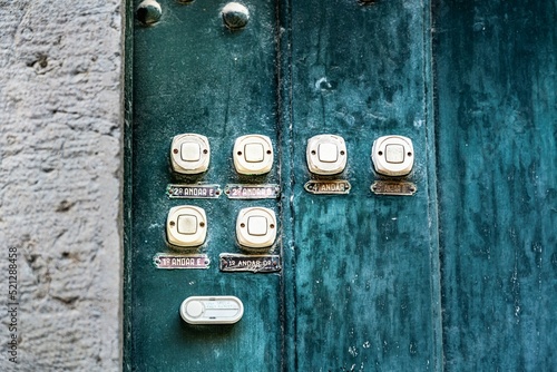 Campainhas em porta antiga da cidade