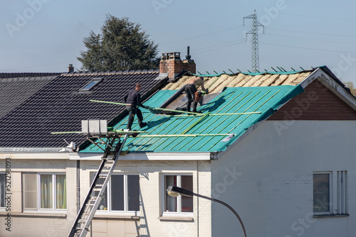 Ouvriers travaillant à l'isolation d'un toit