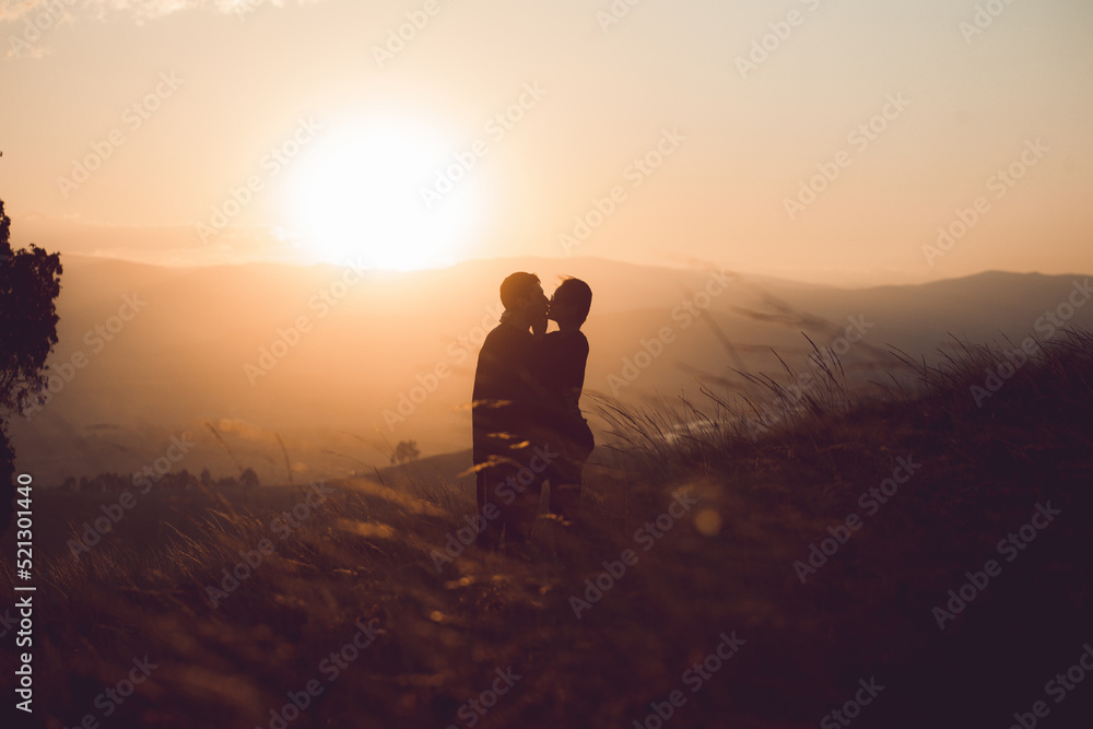silueta de pareja dándose un beso al atardecer. Concepto de personas y amor.
