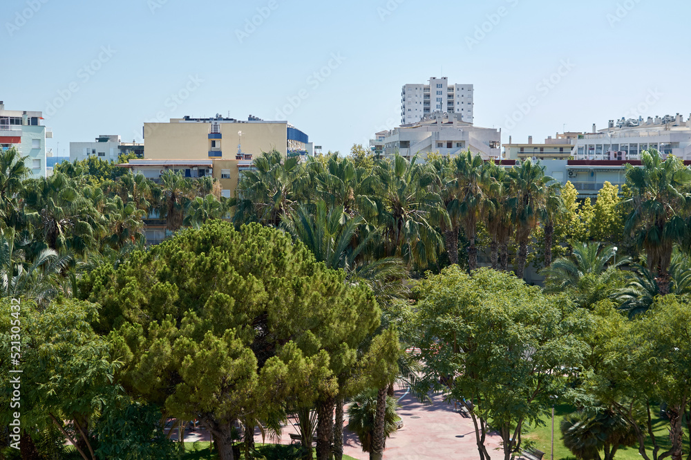 Salou una ciudad para visitar. Vista de Salou con vegetación y edificios. Salou una ciudad para visitar. Vista de Salou con vegetación y edificios.