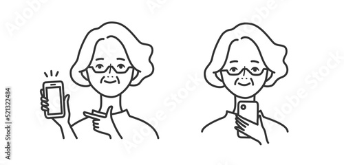 笑顔でスマートフォンを持つシニア女性