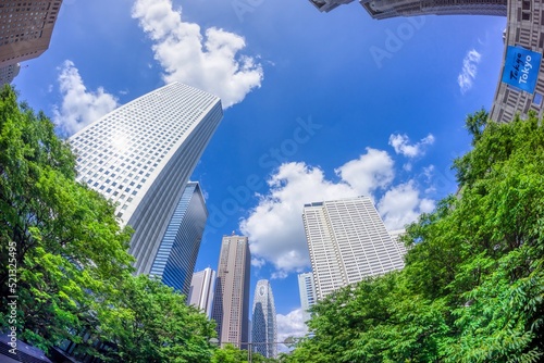 高層ビル群と緑