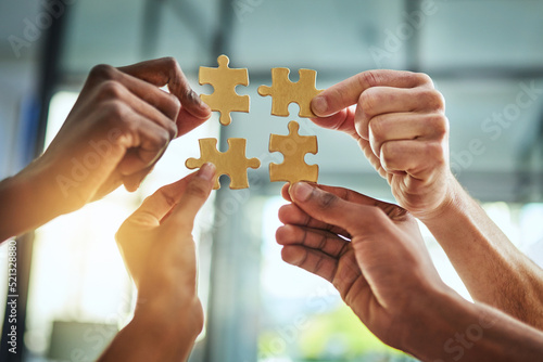 Tablou pe pânză Group of business people holding puzzle pieces
