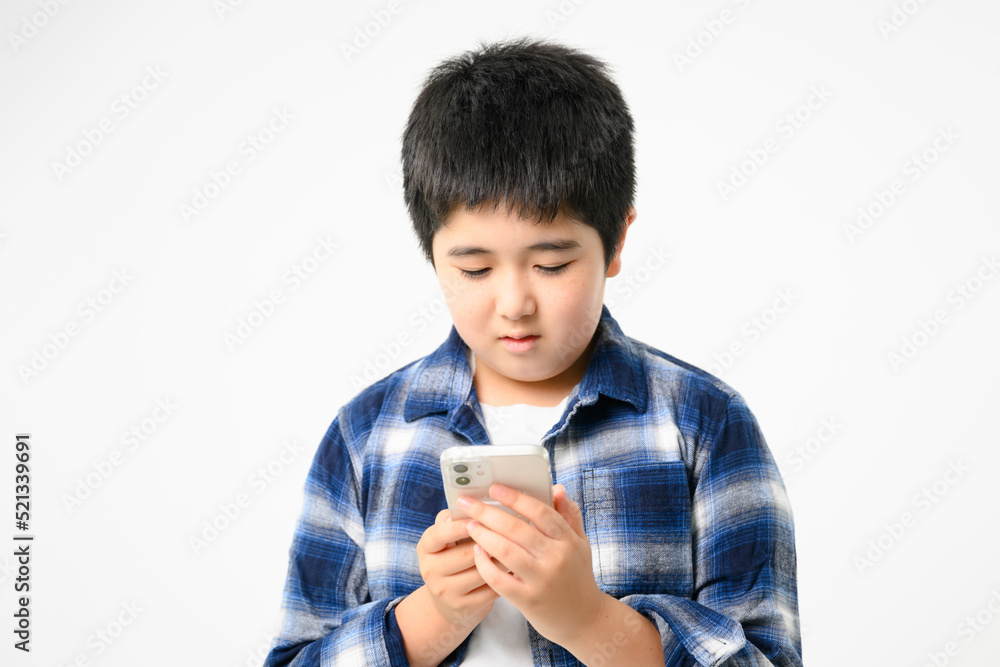 スマホを見る子ども 高学年 スマホを見る子ども 高学年