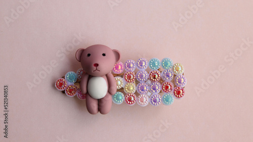 Accesorio infantil con figura de oso  photo