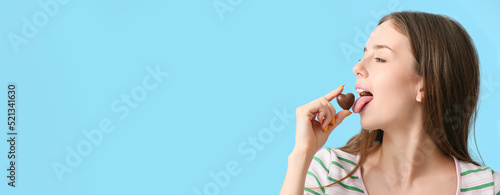 Beautiful young woman eatin...