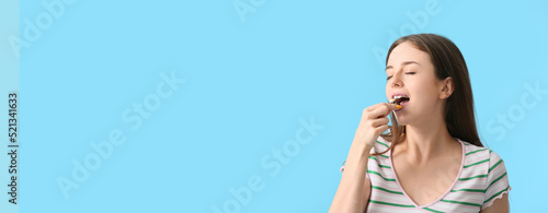 Beautiful young woman eatin...