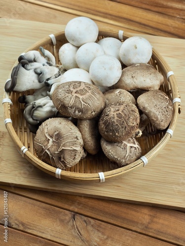 신선한 유기농 표고버섯, 느타리버섯, 양송이버섯