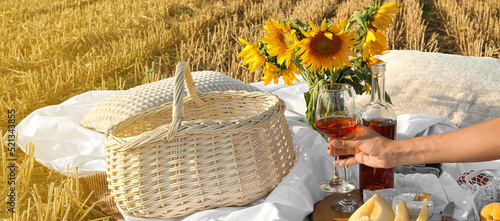 Young woman having picnic w...