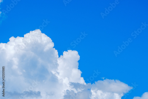 真夏の青空と白い雲 