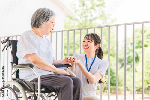 散歩する介護士・理学療法士と高齢者女性（日本人）
 photo