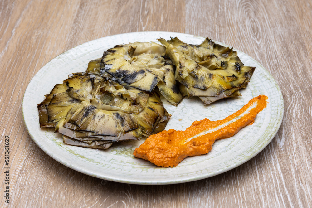 Alcachofas con salsa de xató