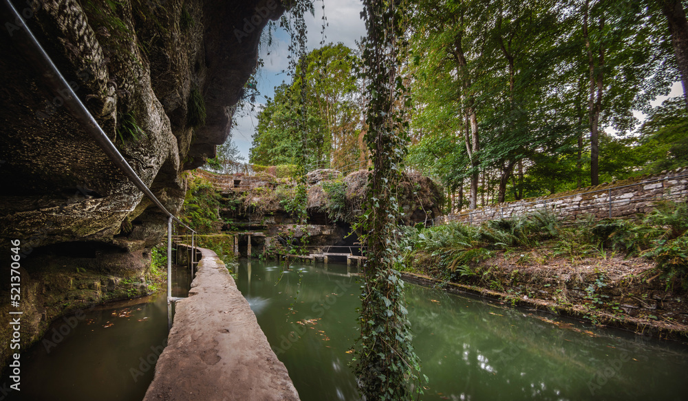 Fototapeta premium Felsenweiher bei Ernzen in der Eifel