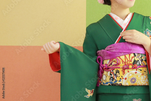 Quadro su tela 緑色の着物を着て胸に手を当てる女性