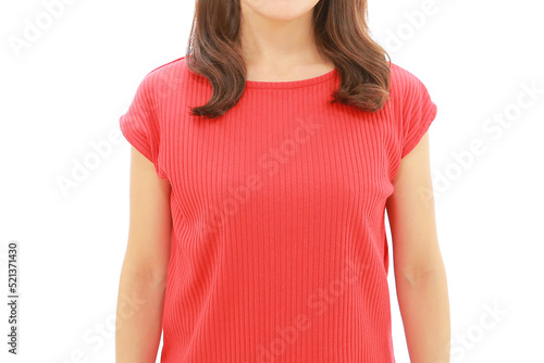 オレンジの服を着て正面を向く女性