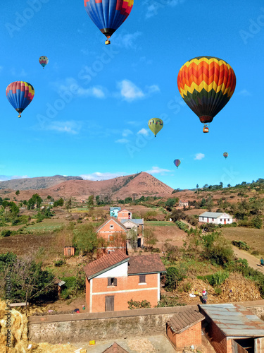 village de campagne avec montgolfière