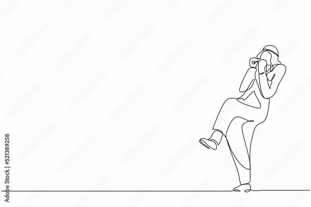 Single continuous line drawing happy Arabian businessman standing with
