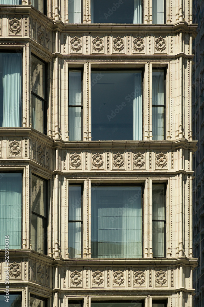 Obraz premium Architectonic detail on a vintage building façade in Chicago 