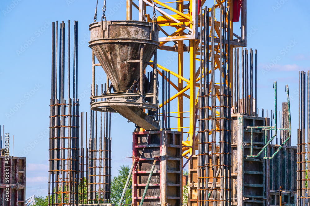 Filling with liquid cement mortar during the construction of a multi