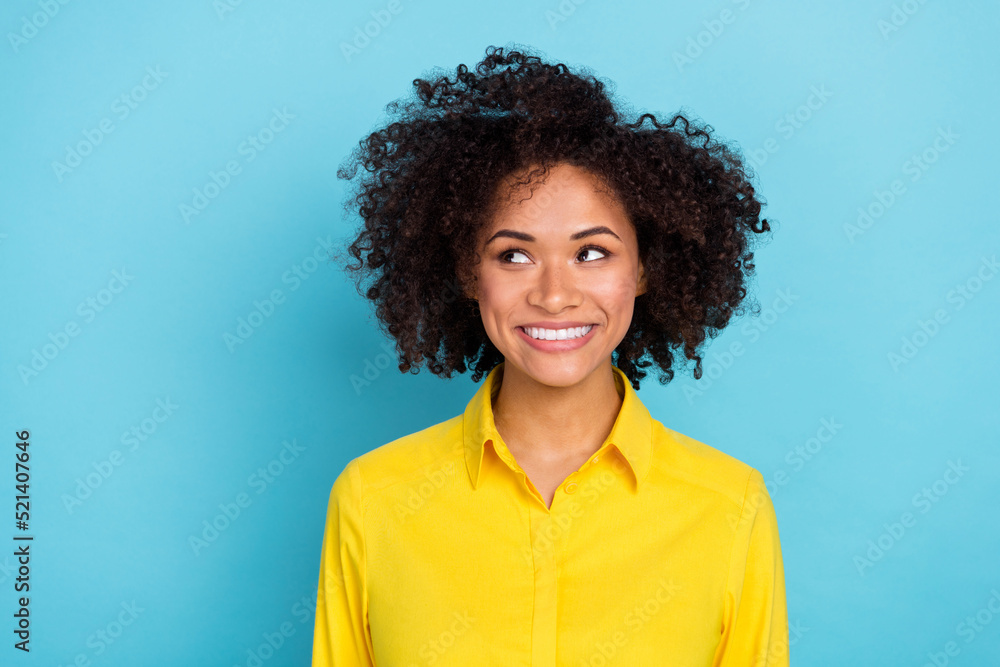 Photo of impressed curly hairdo millennial lady look promo wear yellow shirt isolated on blue color background Photo of impressed curly hairdo millennial lady look promo wear yellow shirt isolated on blue color background