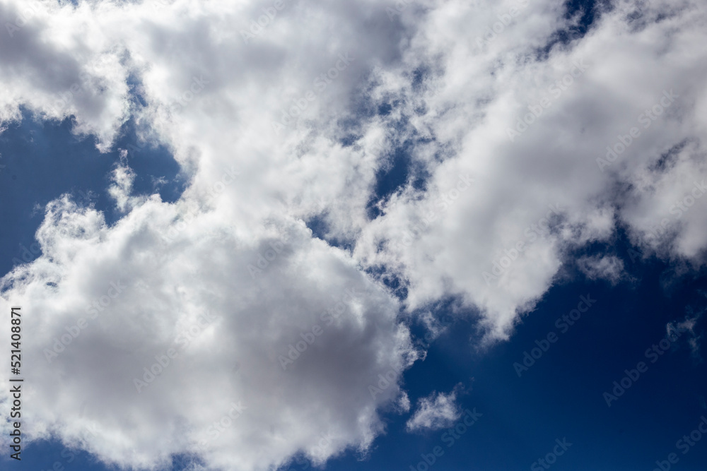 Obraz premium BLUE SKIES WITH PARTIAL CLOUDS