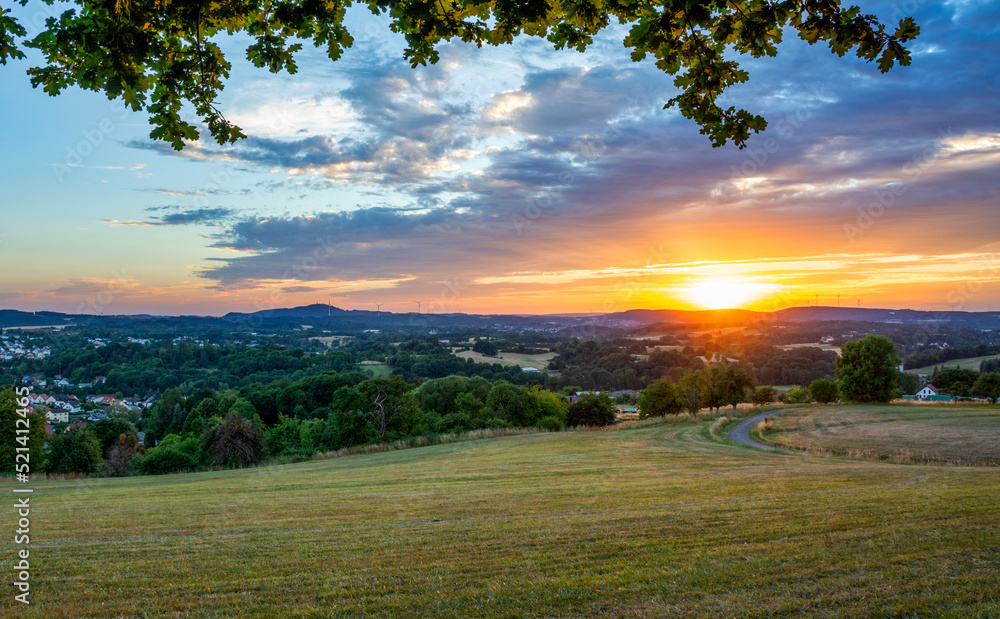 Saarland – Blick über Felder und Landschaft bei St. Wendel  im Sonnenuntergang