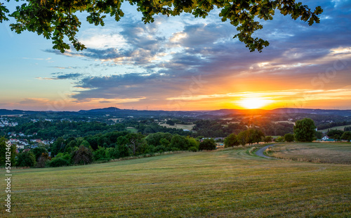 Saarland – Blick über Felder und Landschaft bei St. Wendel im Sonnenuntergang © Petair
