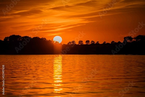 Fantastischer  roter Sonnenuntergang   b er dem Wasser