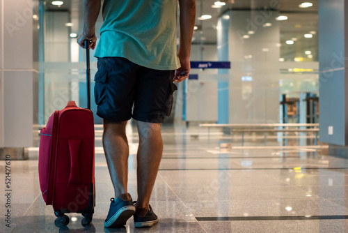 Fotografia Joven turista caminando por zona de embarque de aeropuerto, dirigiendose a su pr