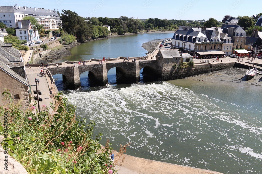 Fototapeta premium dam on the river in Saint Goustan 