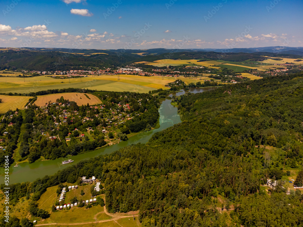 Mäander des Flusses Schwarzach - Svratka -  bei der Burg Eichhorn - Veveri - von oben - obrazy, fototapety, plakaty 