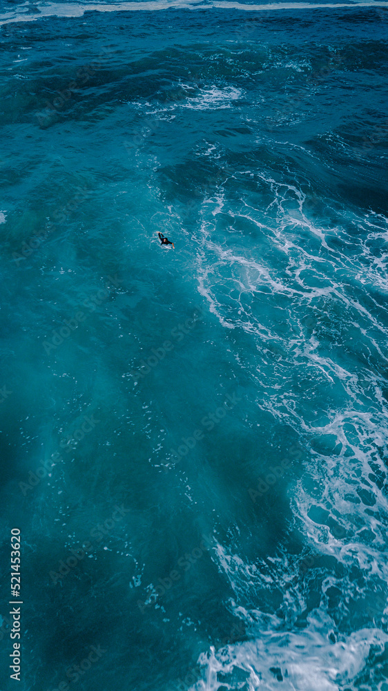 Vue aérienne de surf dans les vagues. Vague bleue dans l'océan