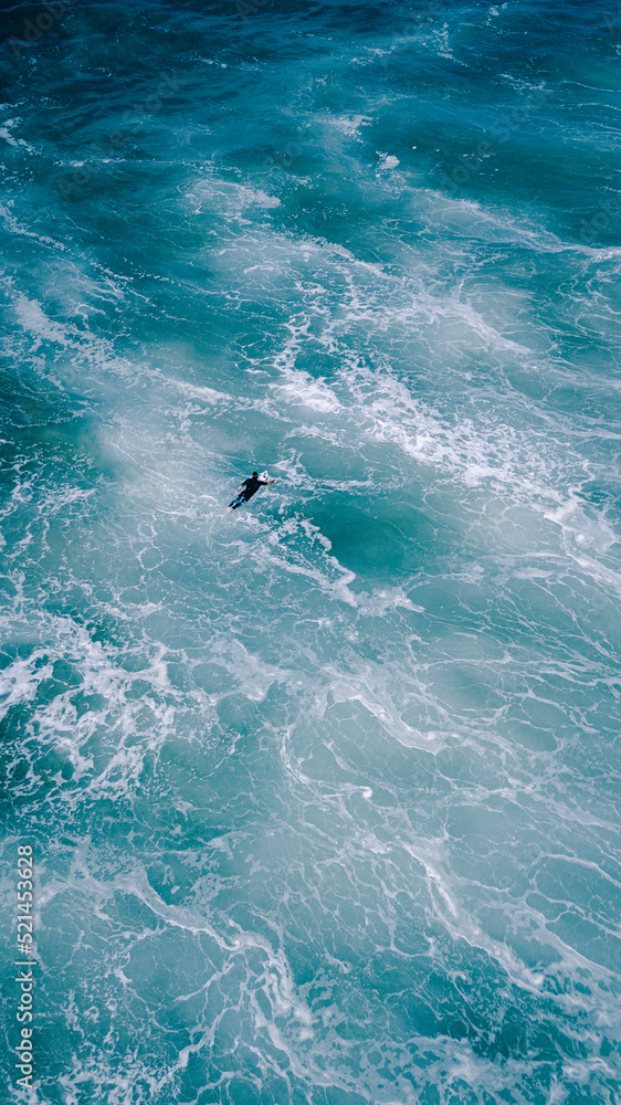 Vue aérienne de surf dans les vagues. Vague bleue dans l'océan