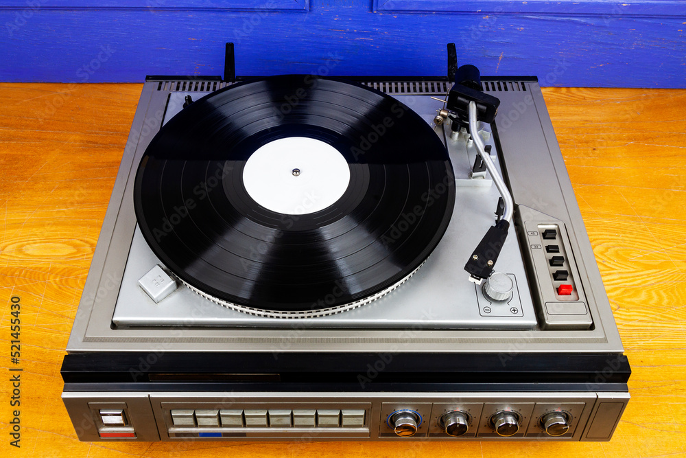 Obraz premium Vintage turntable vinyl record player with black vinyl