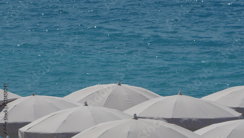 Parasols blancs et mer bleue. Concept de vacances. Côte d'azur, France