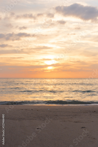 夕日とビーチ © 歌うカメラマン