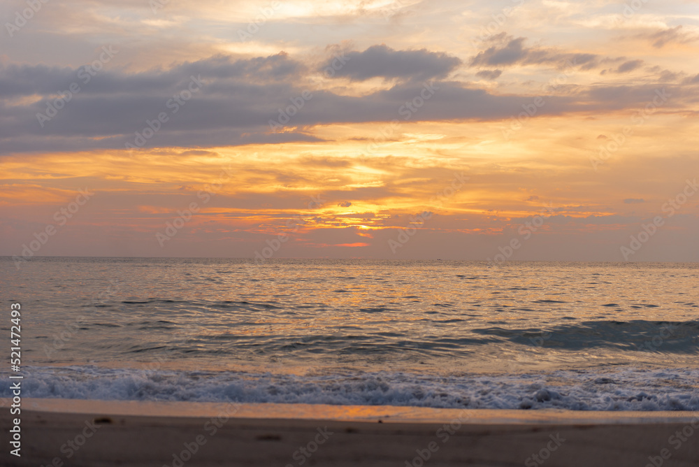 Naklejka premium 夕日とビーチ