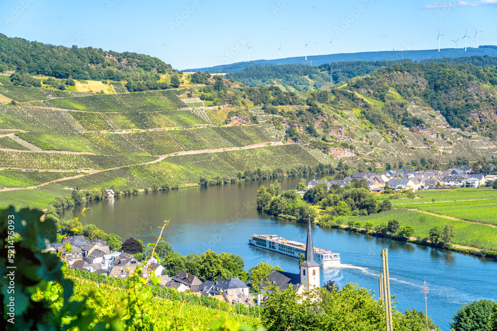 Fototapeta premium Blick über die Mosel bei Piesport, Deutschland 