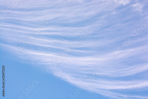 ciel bleu avec de léger nuages